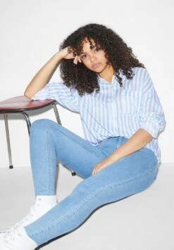 Chemisier - White Light Blue 10 Chemisier - White Light Blue -Clockhouse 294cfe2e8de44061a65b0562cbac51af