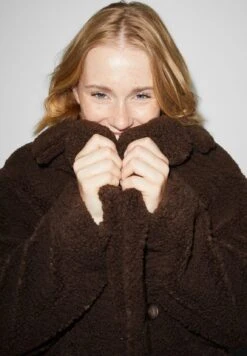 Manteau Classique - Dark Brown 8 Manteau Classique - Dark Brown -Clockhouse 36d771ec2b1e488496e6365918ff33cc