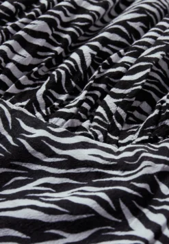 Robe De Jour - Black White 11 Robe De Jour - Black White -Clockhouse c12762a1d452443cbb9a9b7672a58940